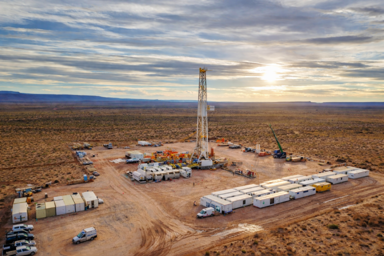 Vista aérea de un equipo de perforación y base operativa en Vaca Muerta, uno de los principales desarrollos de shale gas y petróleo de Argentina