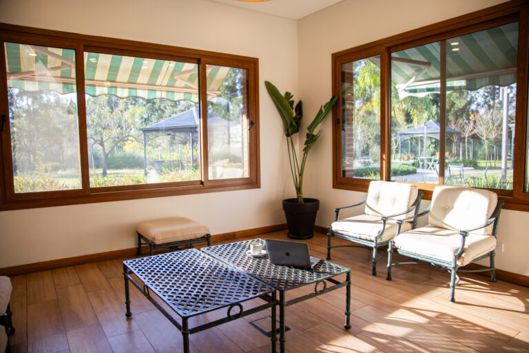 Espacio de coworking de Munchi’s con grandes ventanales y vista al jardín que permite trabajar rodeado de naturaleza