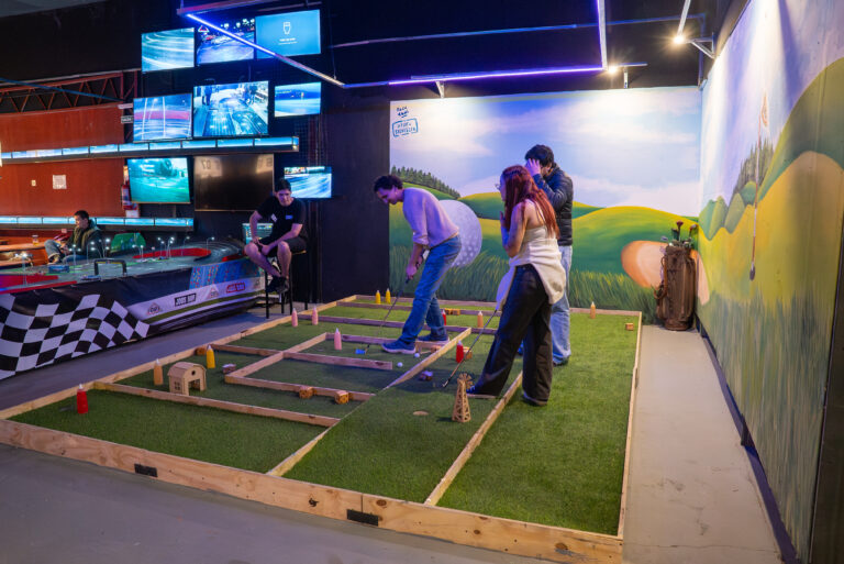 Personas jugando en un bar con propuestas de entretenimiento indoor en Buenos Aires