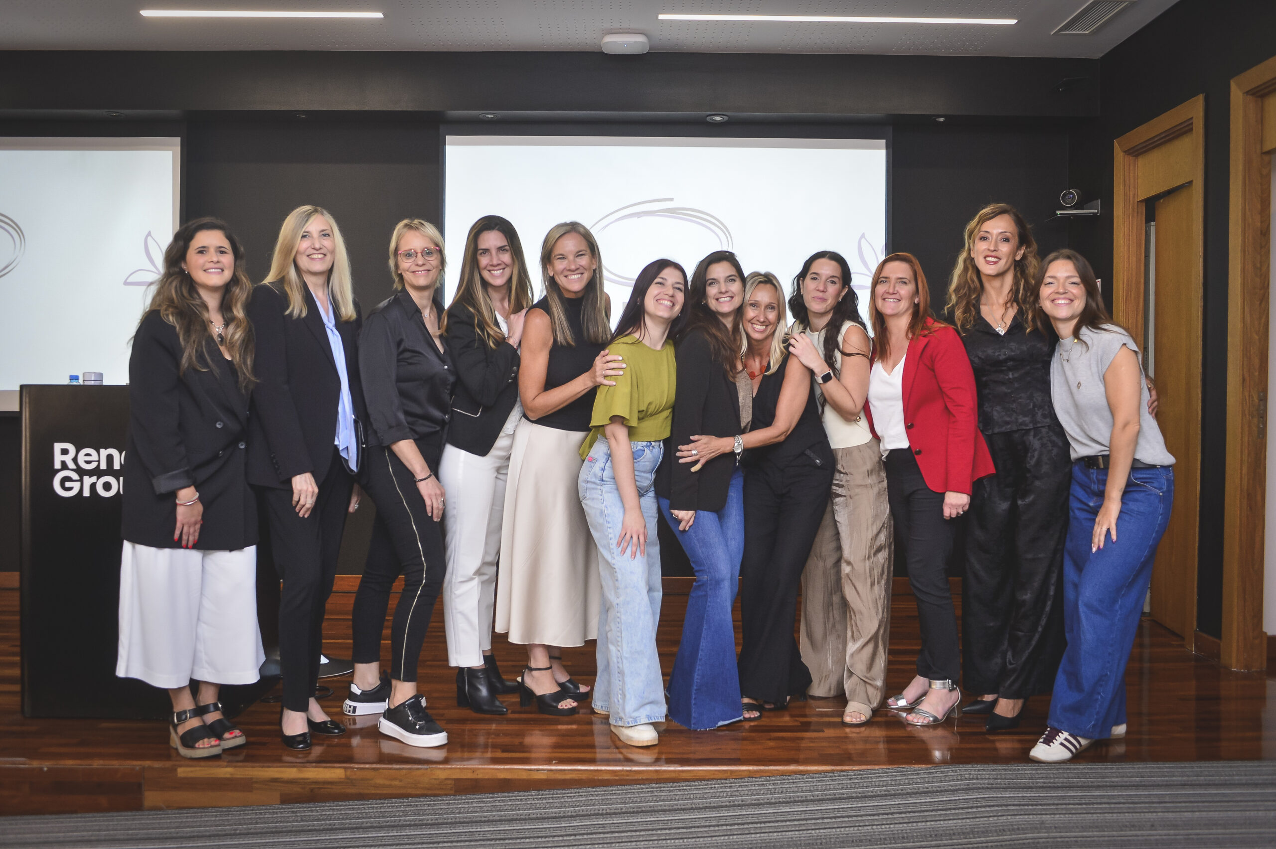 Grupo de mujeres profesionales en un evento corporativo posando en un escenario durante el foro sobre diversidad y negocios organizado por la Red MIAA