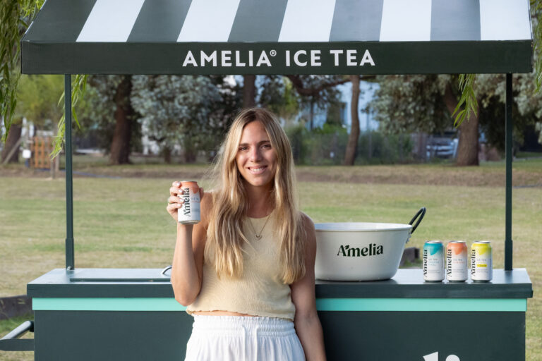 Melisa Retrivi, fundadora de Amelia Ice Tea, presentando el primer té frío en lata elaborado en Argentina