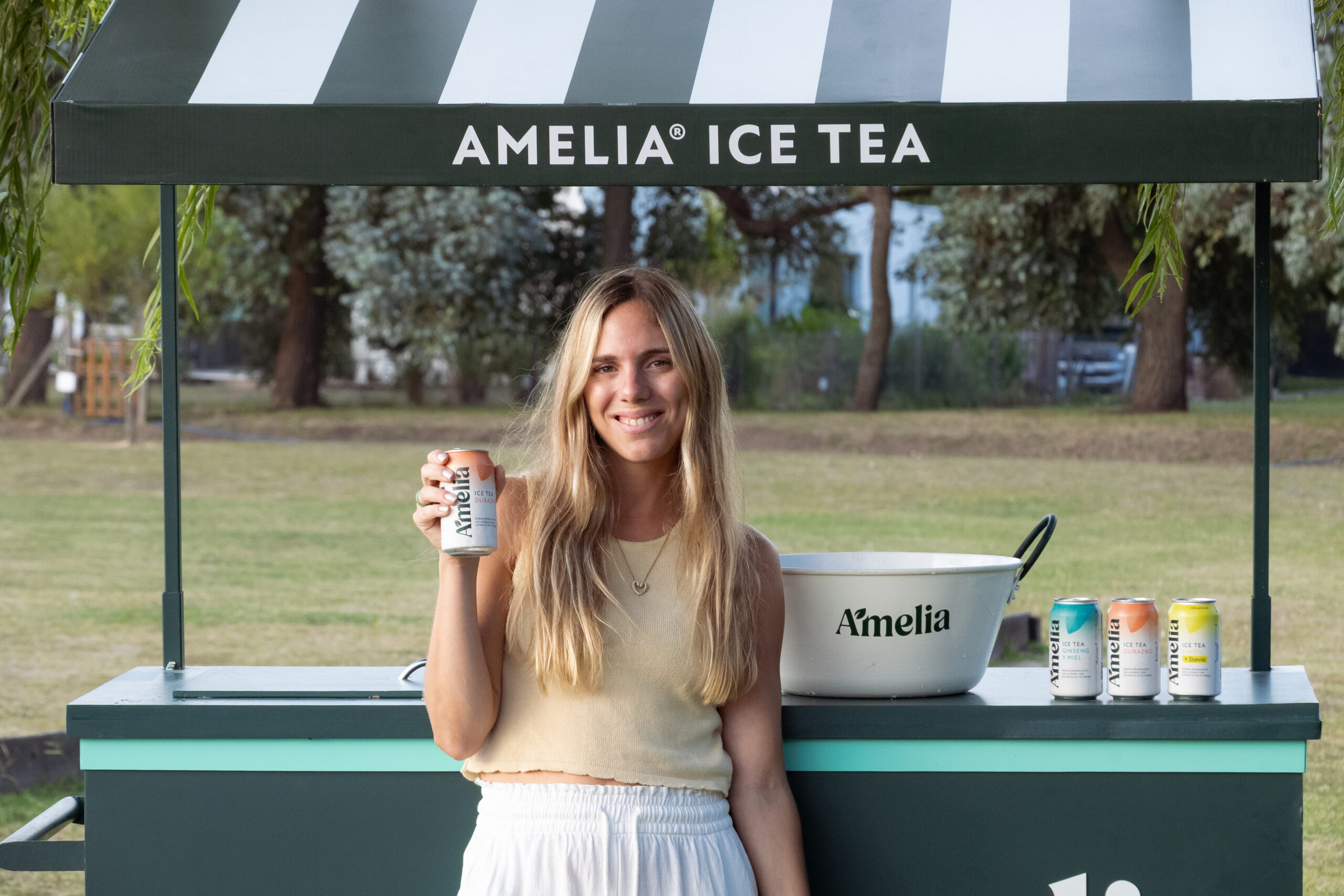 Melisa Retrivi, fundadora de Amelia Ice Tea, presentando el primer té frío en lata elaborado en Argentina