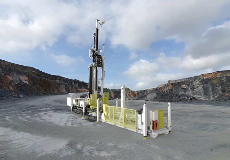 Perforadora de superficie automatizada operando en un entorno minero a cielo abierto con sistema de extracción rápida de tuberías