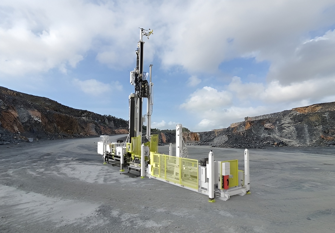 Perforadora de superficie automatizada operando en un entorno minero a cielo abierto con sistema de extracción rápida de tuberías