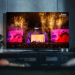 Televisor transmitiendo en vivo el festival Lollapalooza 2026 a través de Flow con escenario y público en concierto