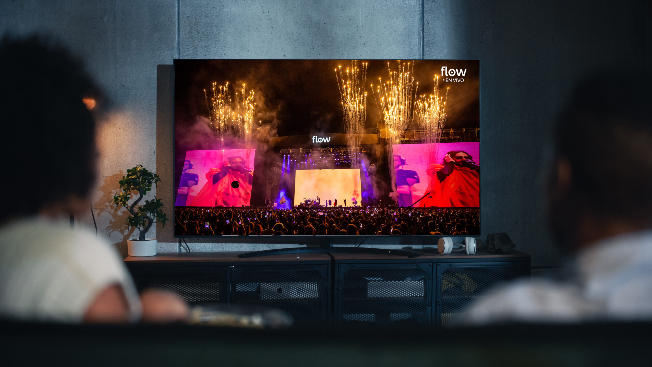 Televisor transmitiendo en vivo el festival Lollapalooza 2026 a través de Flow con escenario y público en concierto