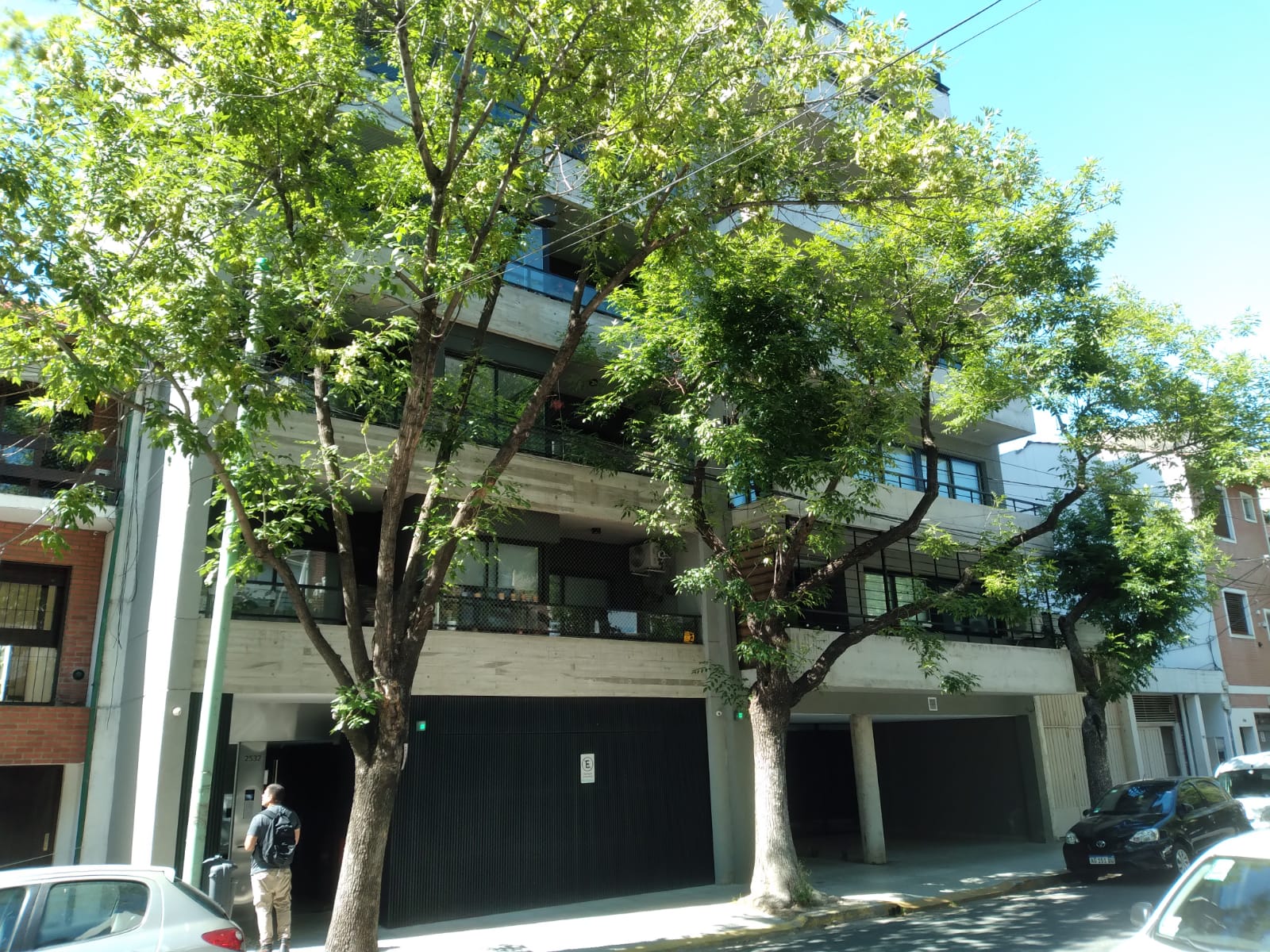 Edificio residencial con amenities en un barrio urbano que inciden en el valor de las expensas