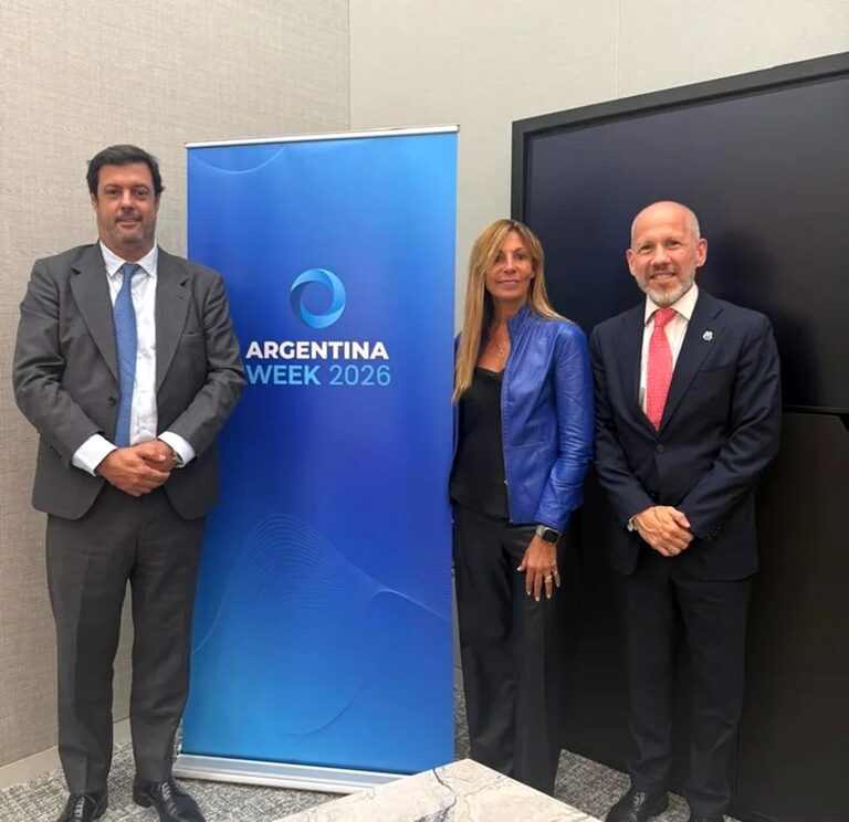 Funcionarios y representantes del sector tecnológico posan junto al banner de Argentina Week 2026 en un encuentro para impulsar el uso de inteligencia artificial en el Estado y el sector productivo