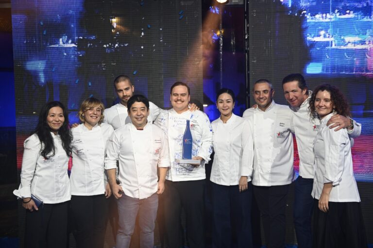 Grupo de chefs internacionales reunidos en un evento gastronómico durante la competencia S.Pellegrino Young Chef Academy