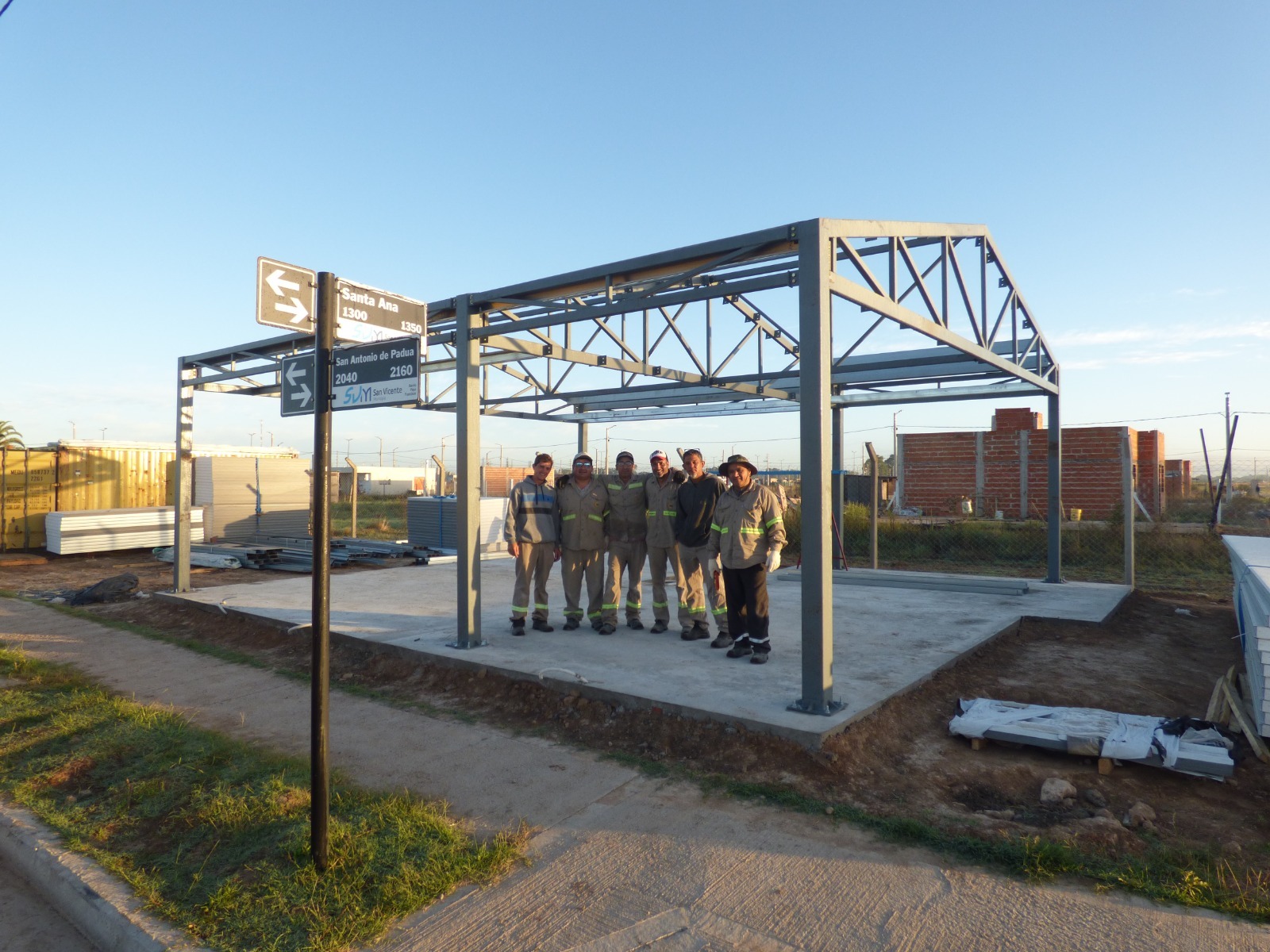 Representantes de Cooperar 7 de Mayo y Aguas Claras durante la firma de un acuerdo para impulsar proyectos de vivienda en San Vicente