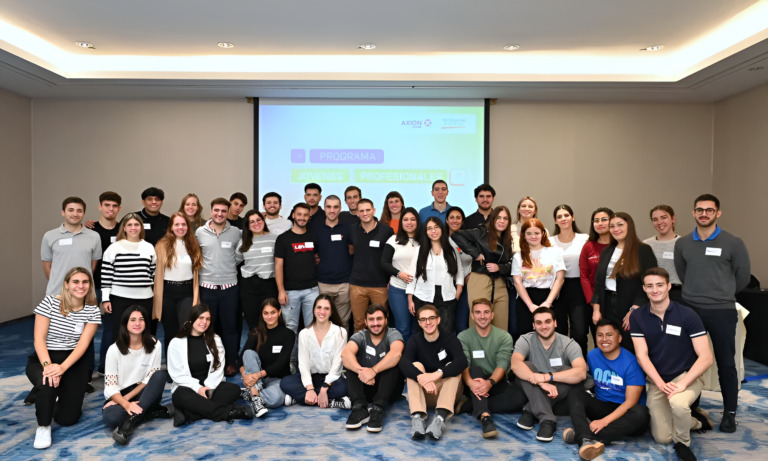 Grupo de jóvenes profesionales reunidos en una jornada del programa de formación de PAE en un salón corporativo