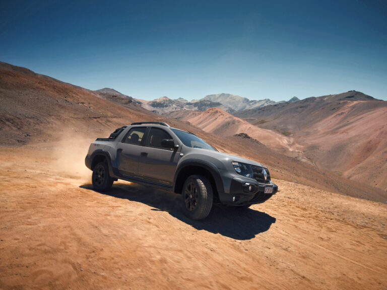 Renault Oroch 2026 circulando en terreno montañoso con sistema de tracción mejorado y diseño actualizado en Argentina