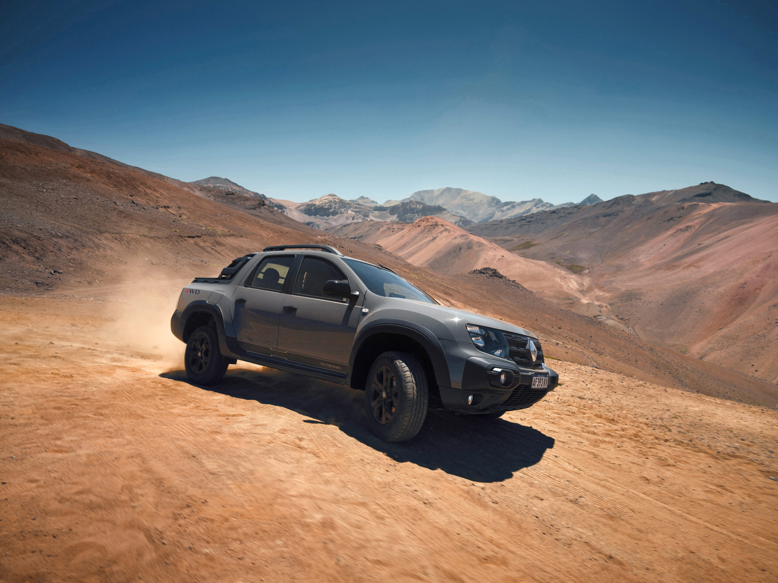 Renault Oroch 2026 circulando en terreno montañoso con sistema de tracción mejorado y diseño actualizado en Argentina