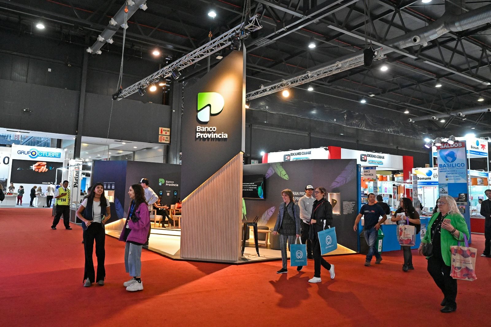 Stand de Banco Provincia en la Feria del Libro con visitantes recorriendo el espacio y actividades culturales