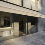 Fachada del café Cora en la planta baja del edificio Kavanagh en Buenos Aires con ingreso vidriado y vereda urbana