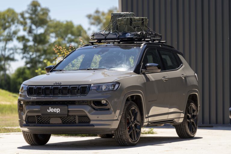 SUV Jeep Compass con equipamiento outdoor estacionada en un entorno natural, destacando su versatilidad y diseño robusto