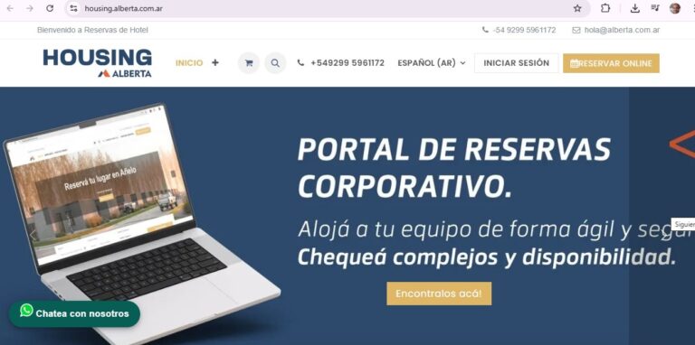 Pantalla de la plataforma Housing Alberta con portal de reservas corporativo para alojamiento y logística en Vaca Muerta mostrado en una notebook