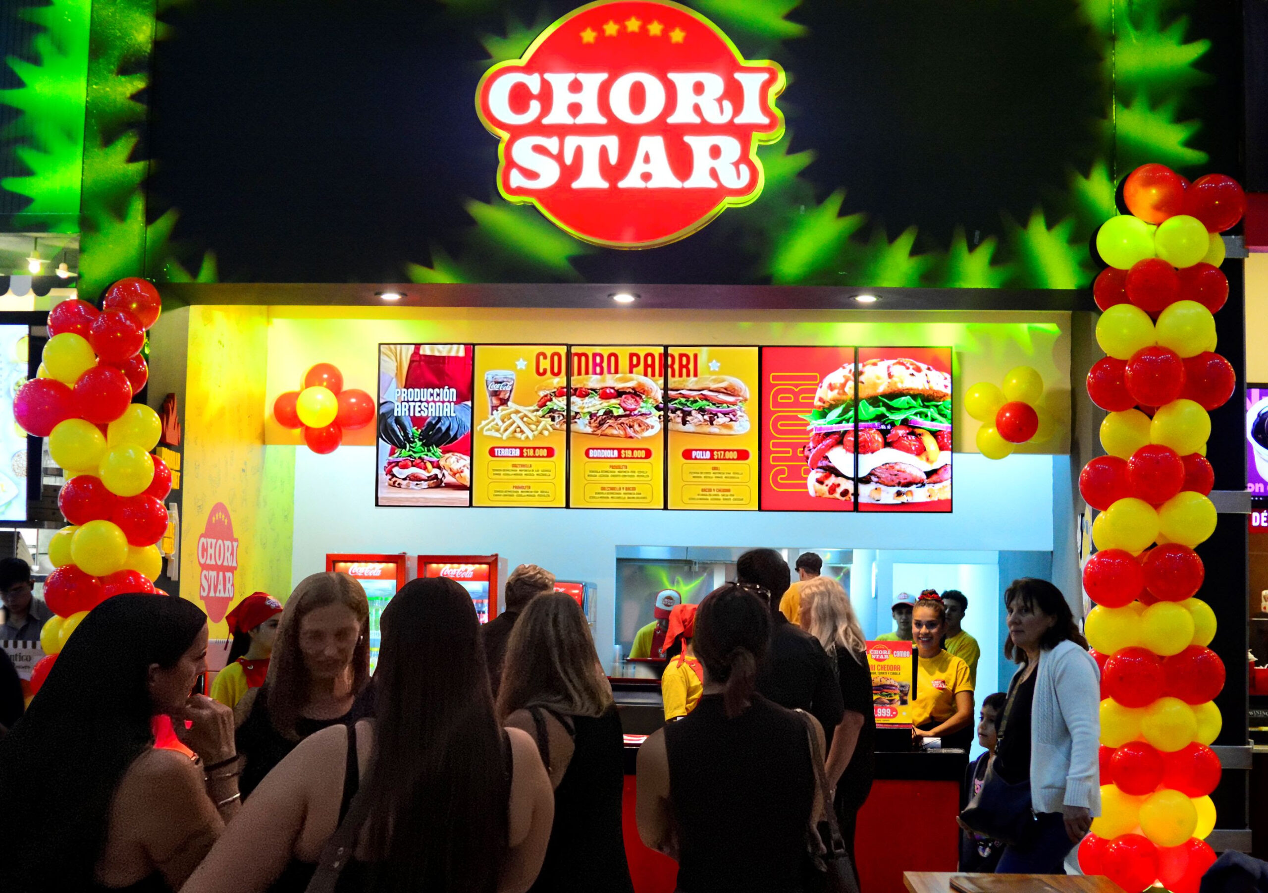 Local de Chori Star con clientes en mostrador y ambientación colorida durante la apertura de su nueva sede en un shopping del conurbano
