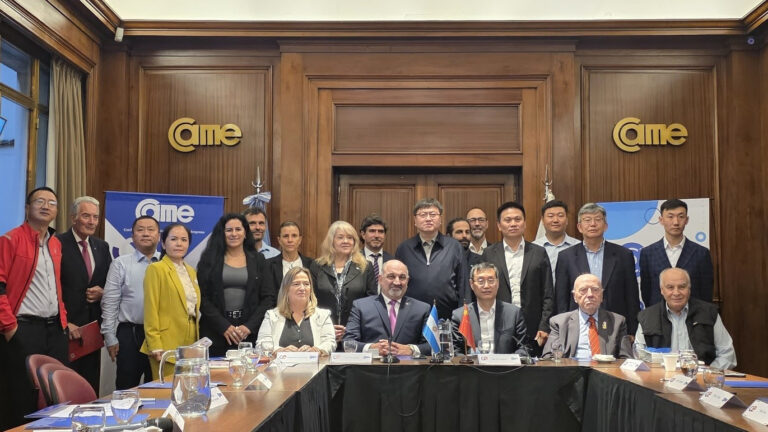 Representantes empresariales y autoridades posan en una reunión institucional en la sede de CAME durante una misión comercial internacional