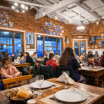 Bodegón tradicional lleno de familias y niños compartiendo una comida en un ambiente cálido y decorado con fotos deportivas en las paredes