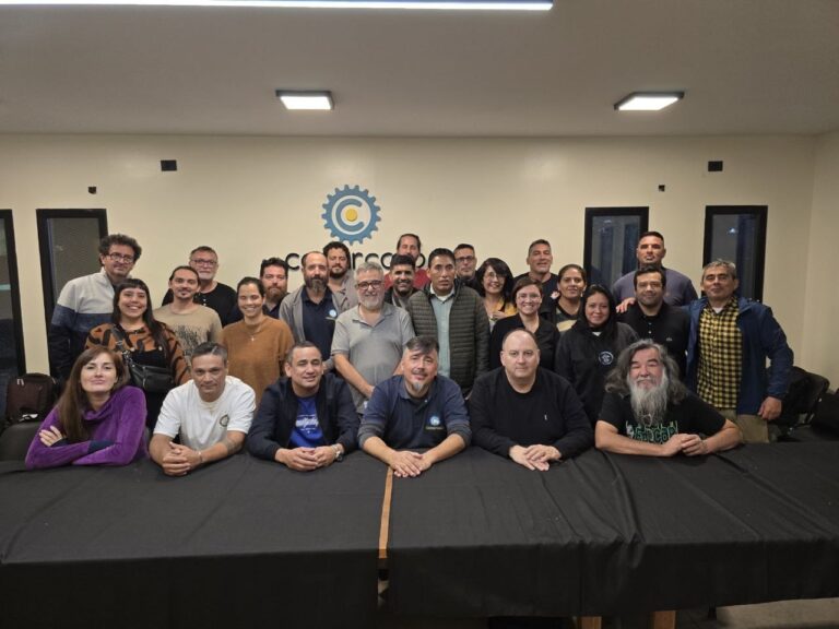 Representantes de cooperativas y federaciones reunidos durante una asamblea institucional de CONARCOOP en Argentina