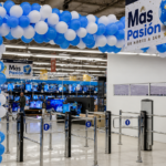 Ingreso de supermercado decorado con arco de globos celestes y blancos en una campaña temática argentina