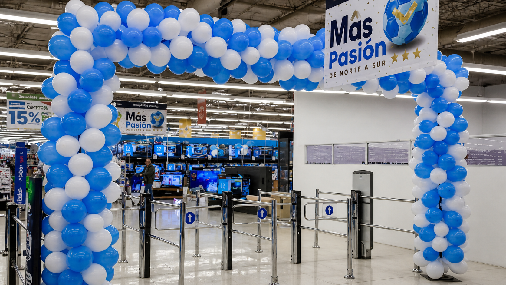Ingreso de supermercado decorado con arco de globos celestes y blancos en una campaña temática argentina