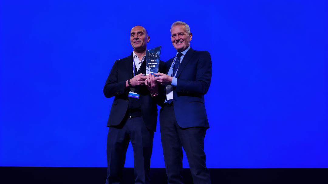 Guillermo Calcagno recibiendo un premio, junto a Francisco De Narváez, durante un evento empresarial del sector retail en Argentina