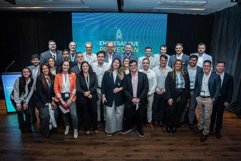 Grupo de empresarios y referentes tecnológicos posando en el evento Empresas que Proyectan, enfocado en automatización, innovación y transformación digital