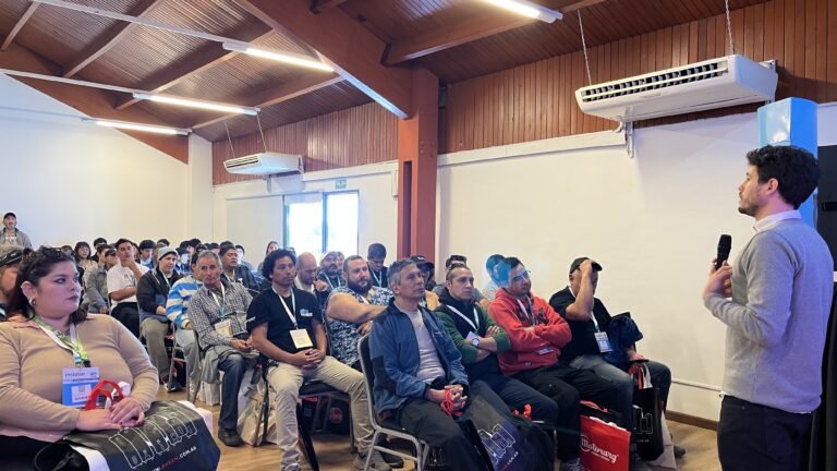Jornada de capacitación técnica de Rheem con profesionales y técnicos participando de una charla sobre climatización e industria en Argentina