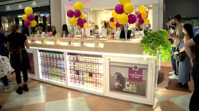 Tienda física de NESCAFÉ Dolce Gusto en un shopping argentino con exhibición de cápsulas y máquinas de café