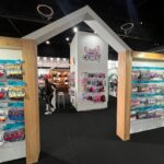 Stand de Clandy en una feria de juguetes con accesorios infantiles y productos con licencias oficiales exhibidos en Argentina