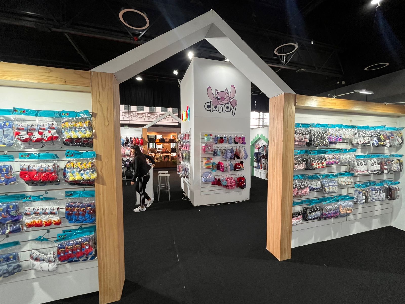 Stand de Clandy en una feria de juguetes con accesorios infantiles y productos con licencias oficiales exhibidos en Argentina