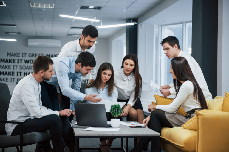 Equipo de trabajo reunido en una oficina analizando documentación y estrategias vinculadas al control de contratistas y gestión empresarial