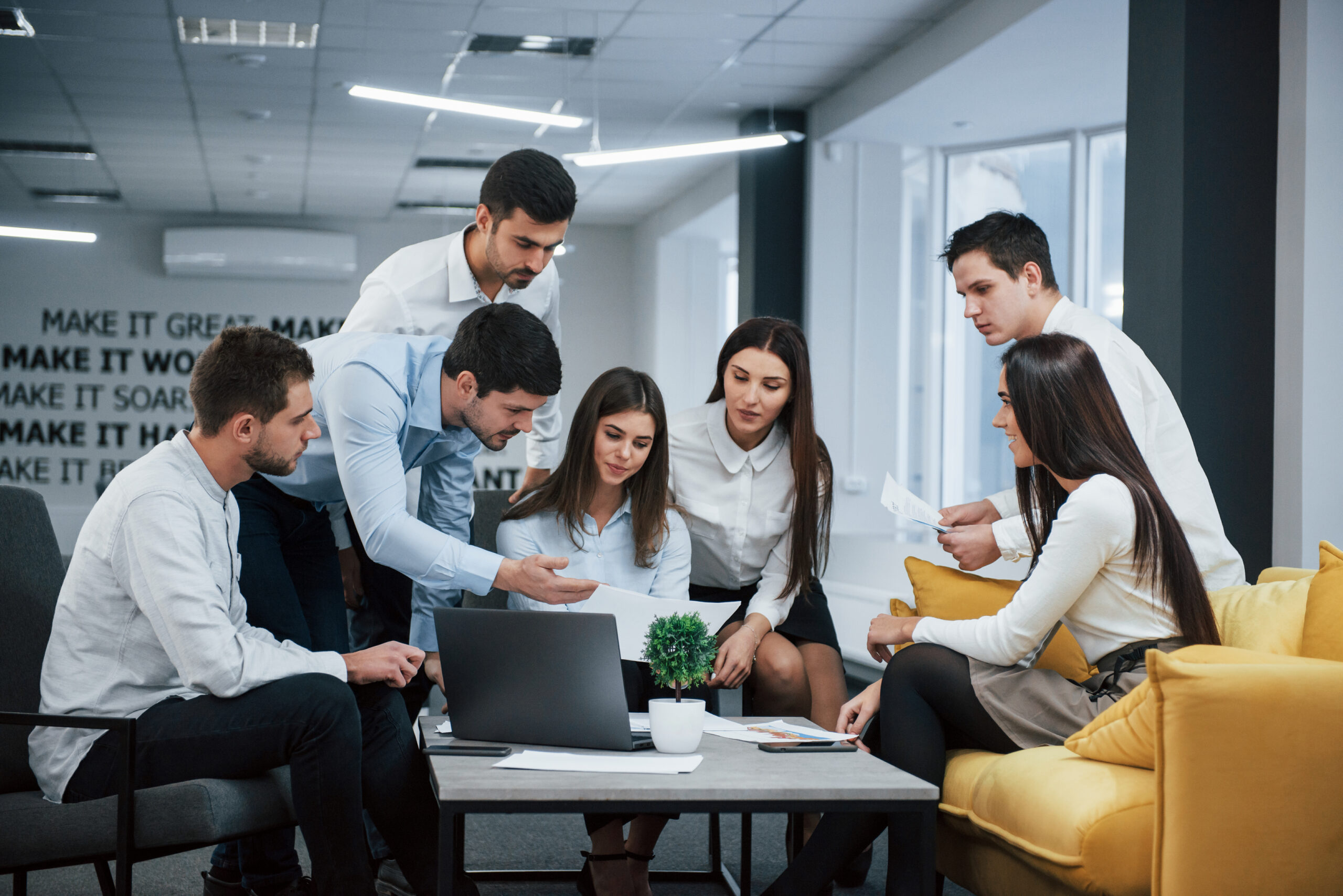 Equipo de trabajo reunido en una oficina analizando documentación y estrategias vinculadas al control de contratistas y gestión empresarial