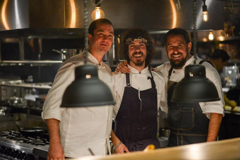 Chefs preparando platos gourmet en una cena especial de Bestia y Alo’s con maridaje de vinos Rutini