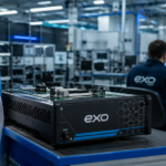 Planta tecnológica de EXO Argentina con equipamiento electrónico, un profesional trabajando en diseño e ingeniería y la bandera argentina, representando innovación, industria y producción nacional