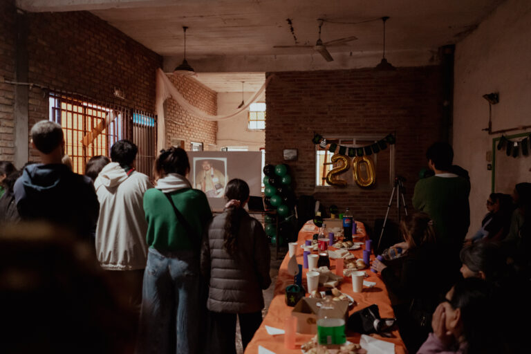 Celebración por los 20 años de Proyecto Nahual en un espacio comunitario, con jóvenes, docentes y participantes reunidos para conmemorar dos décadas de formación e inclusión tecnológica