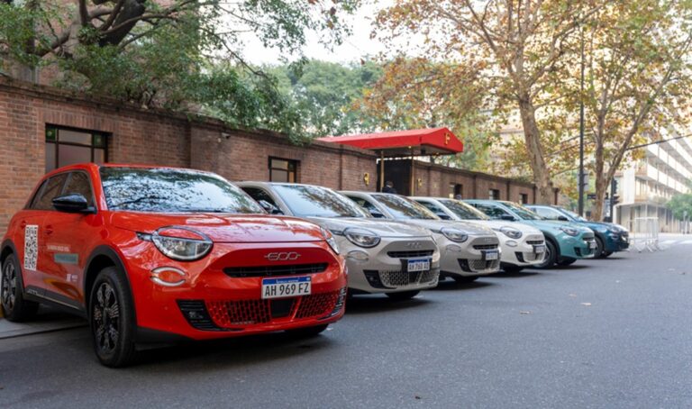 Caravana de vehículos Fiat 600 Hybrid estacionados en una calle urbana durante una experiencia promocional y concurso de la marca en Argentina