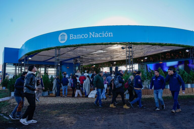 Stand del Banco Nación en AgroActiva con gran afluencia de visitantes, productores y empresarios agropecuarios recorriendo la exposición y consultando propuestas de financiamiento para el sector