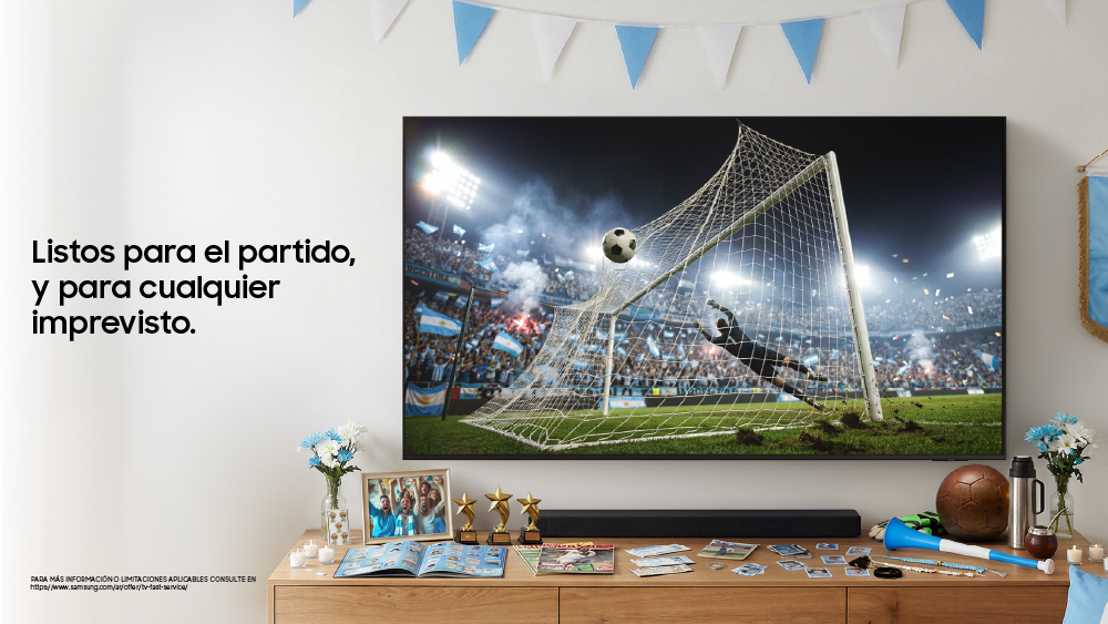 Televisor Samsung mostrando un partido de fútbol con ambiente de celebración argentina en el hogar, destacando el servicio de asistencia técnica express para disfrutar los encuentros sin interrupciones