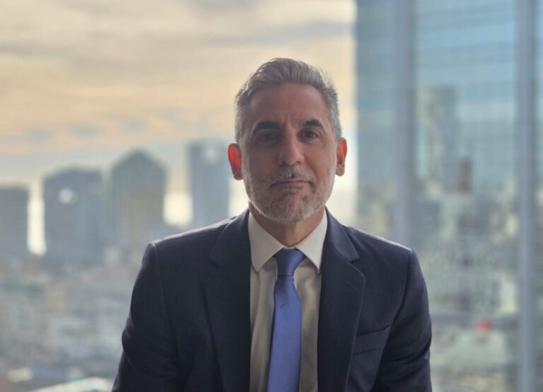 Juan Biset, nuevo socio de Nicholson y Cano, en una oficina corporativa con vista urbana, tras asumir la conducción del área de Minería del estudio jurídico