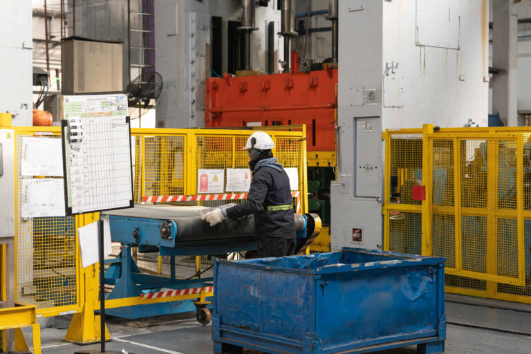 Operario trabajando en una planta industrial, representando la actividad productiva de las PyMEs que podrán acceder a financiamiento para capital de trabajo a través de una nueva línea de crédito