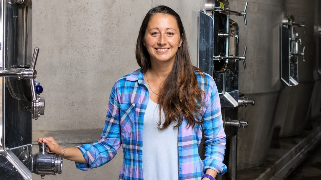 Laura Principiano en una bodega junto a tanques de fermentación, tras ser distinguida como Joven Enóloga del Año por el reconocido crítico de vinos Tim Atkin