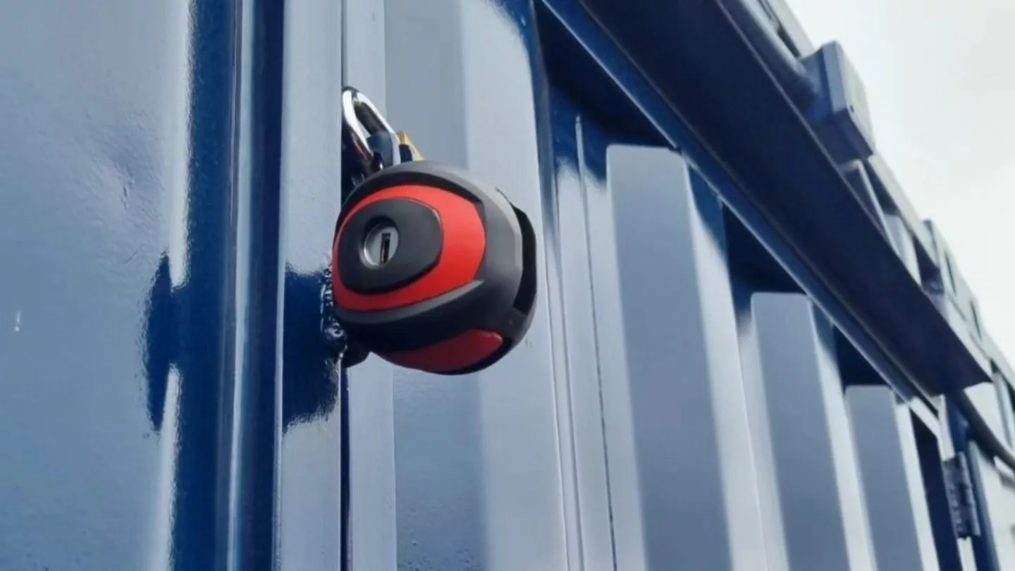 Candado antivandalismo Mordaz Génesis instalado en un contenedor metálico, diseñado para proteger activos de alto valor con tecnología de alta seguridad