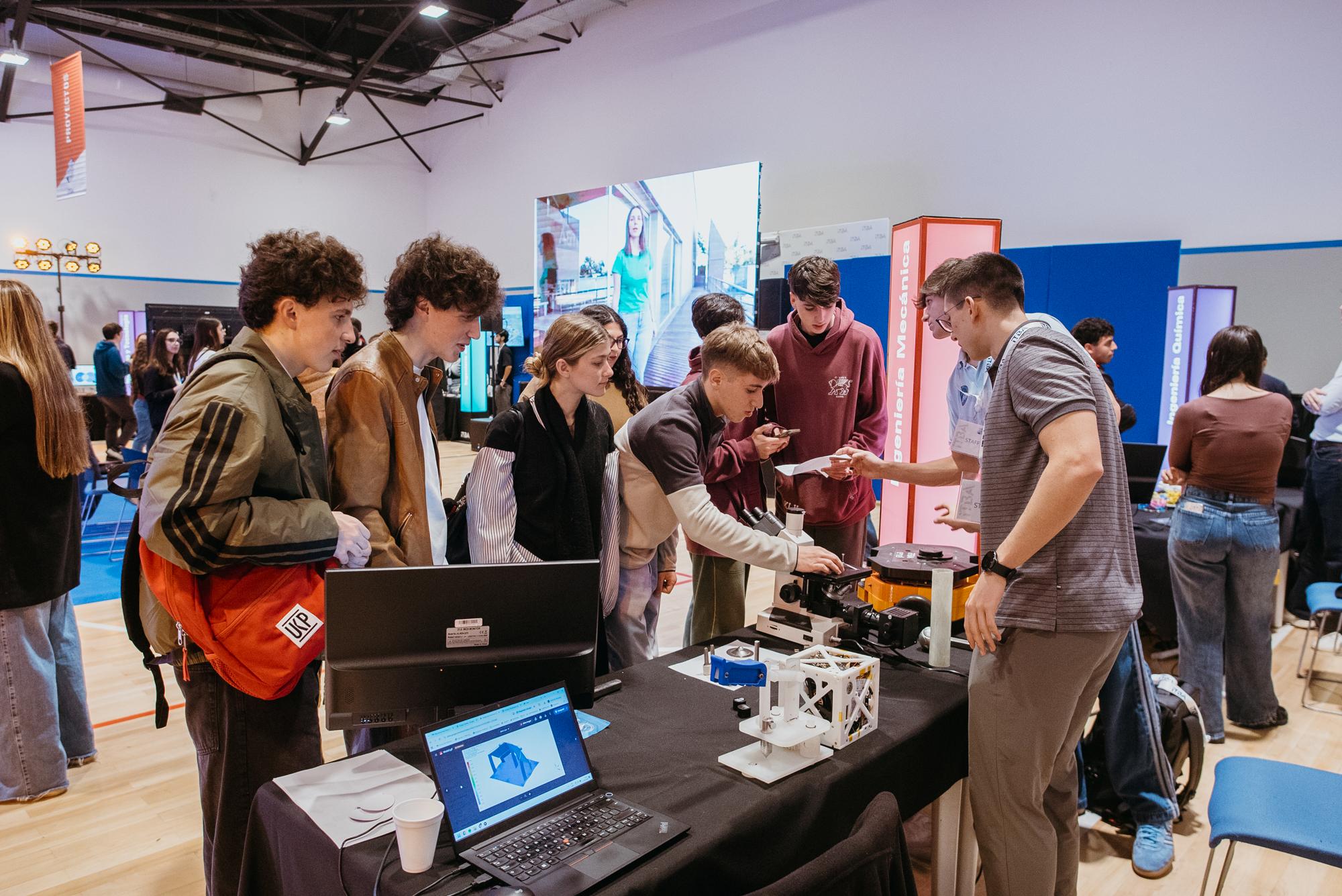 Estudiantes participan en una actividad interactiva durante el ITBA Future Day 2026, explorando proyectos de ingeniería, tecnología y ciencias aplicadas en una jornada de orientación vocacional y experiencias inmersivas