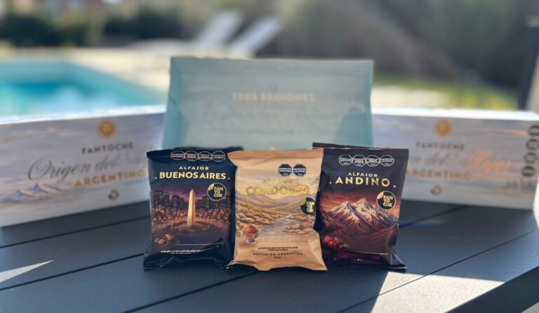 Alfajores Buenos Aires, Cordobés y Andino de la línea Origen del Alfajor Argentino de Fantoche exhibidos sobre una mesa junto a su estuche de presentación