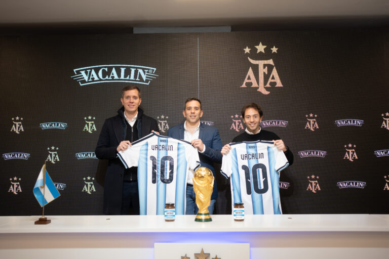 Representantes de Vacalin y de la AFA presentan el acuerdo de sponsoreo oficial junto a camisetas de la Selección Argentina y una réplica de la Copa del Mundo