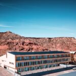 Complejo Wenelen Suites en Vaca Muerta rodeado por el paisaje característico de la región, en una imagen vinculada a inversión inmobiliaria y desarrollo energético