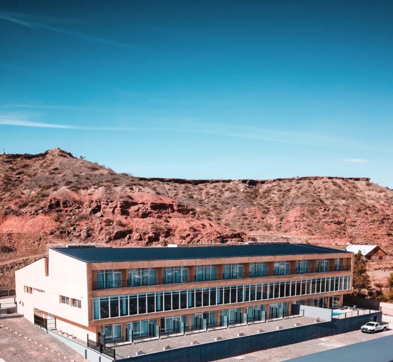 Complejo Wenelen Suites en Vaca Muerta rodeado por el paisaje característico de la región, en una imagen vinculada a inversión inmobiliaria y desarrollo energético